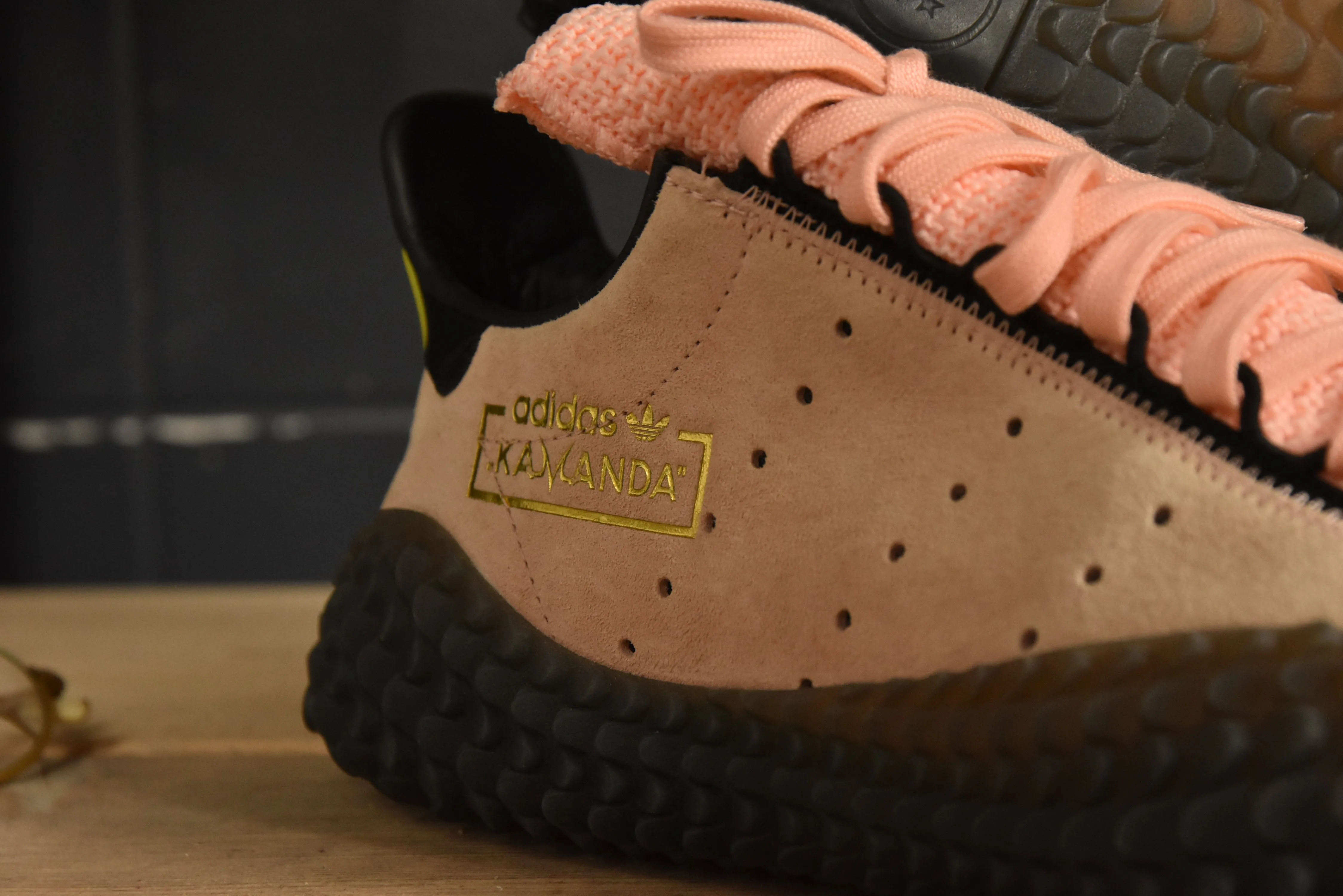 Special Edition ADIDAS Kamanda DRAGONBALL Z Sneaker aus Veloursleder Gr. 43 1/2